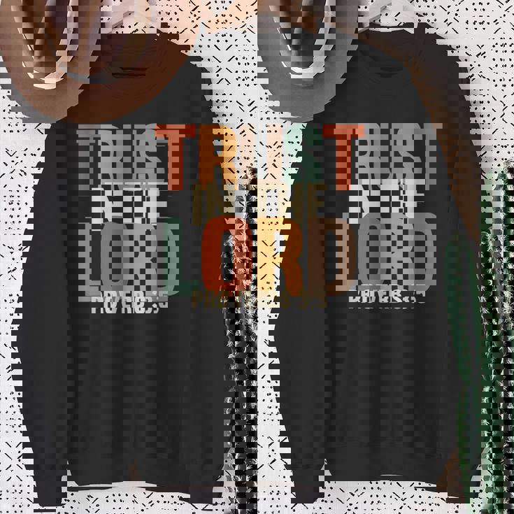 Trust In The Lord 箴言 3 スウェットシャツ 年配の女性への贈り物