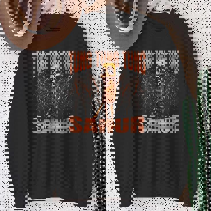 Tung Tung Tungahur 海賊版ブレインロットイタリアンブレインロットミーム スウェットシャツ 年配の女性への贈り物