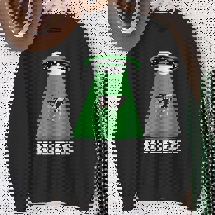 Ufo Cow Abduction Ufo Alien Abduction スウェットシャツ 年配の女性への贈り物