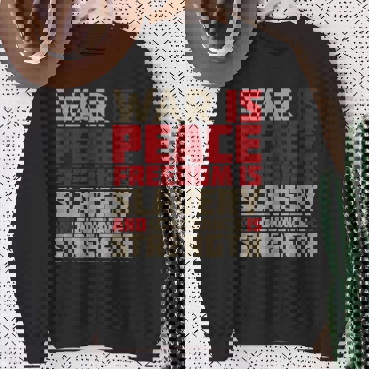 War Is Peace 引用tシャツ スウェットシャツ 年配の女性への贈り物