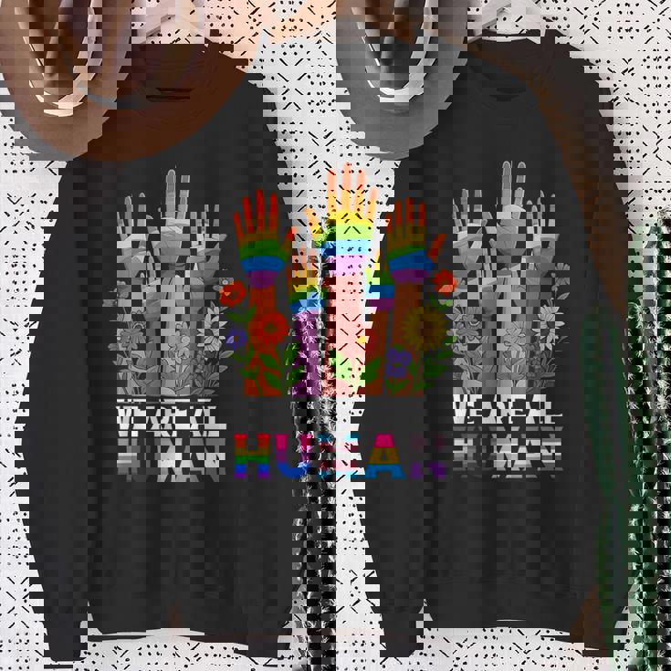 We Are All Human レインボー Lgbt Lgbtq トランスジェンダー ハンドフラワー スウェットシャツ 年配の女性への贈り物