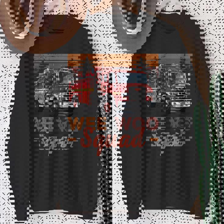 Wee Wooquad 消防車 消防士 ヴィンテージ 消防車 スウェットシャツ 年配の女性への贈り物