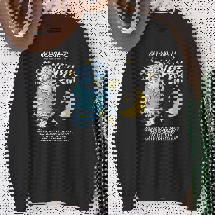 Willkommen Zur Nacht Arbeit Wo Jeder Tag Ein Monday Ist スウェットシャツ 年配の女性への贈り物