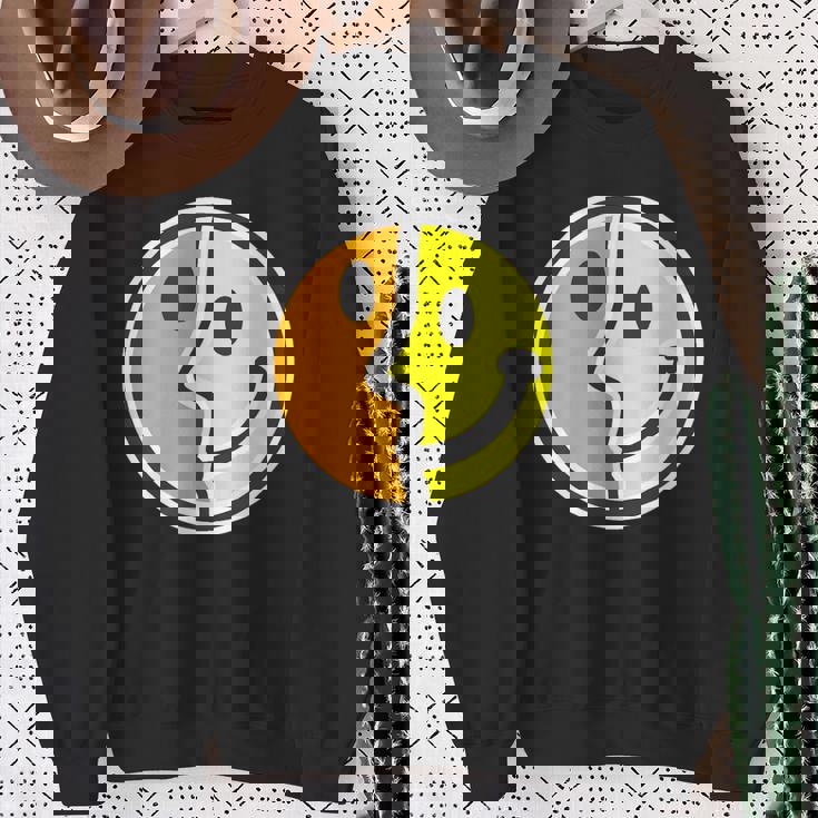 【ピカソ風】スマイル フェイス 笑顔（パロディ）キュビズム【スマイリー】ニコニコ 黄色 ポップ かわいい スウェットシャツ 年配の女性への贈り物