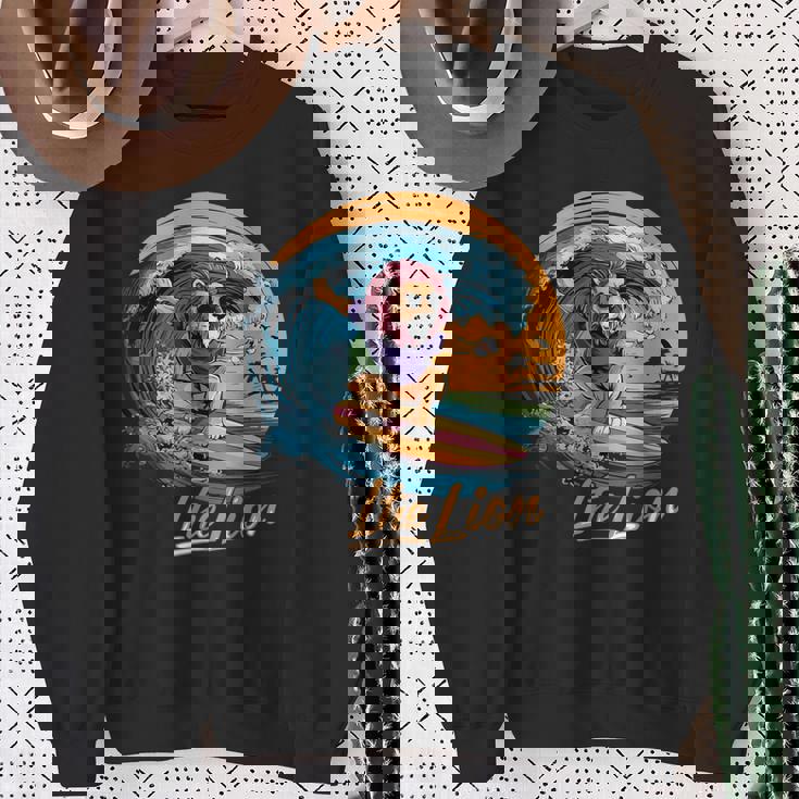 おもしろい ライオン サーフィン ライオン スポーツ サーファー 動物 恋人 夏 スウェットシャツ 年配の女性への贈り物