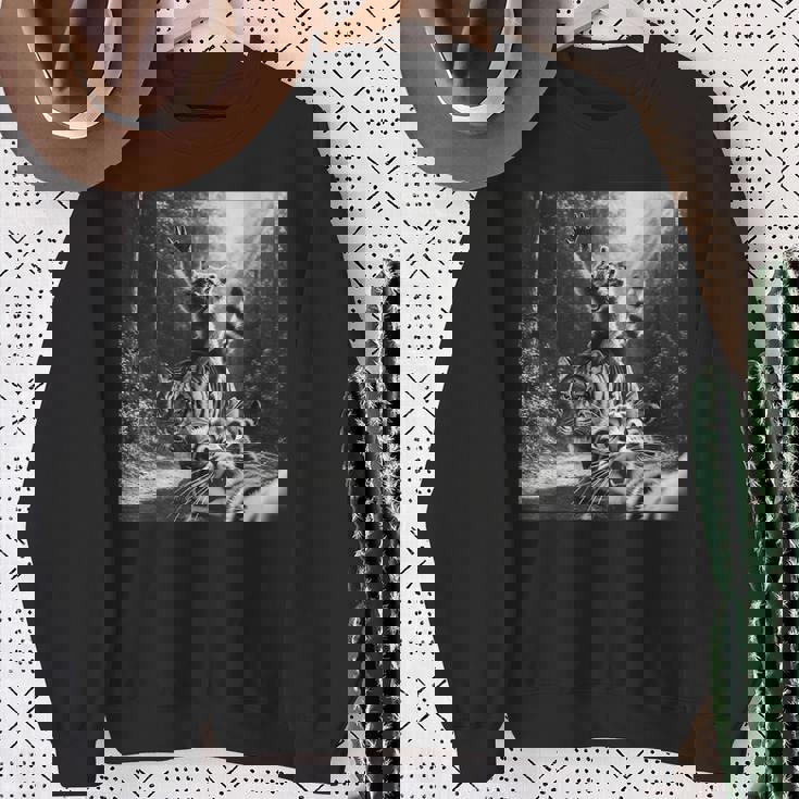 おもしろいアライグマ乗馬トラ驚いた怖い猫の自撮り。 スウェットシャツ 年配の女性への贈り物