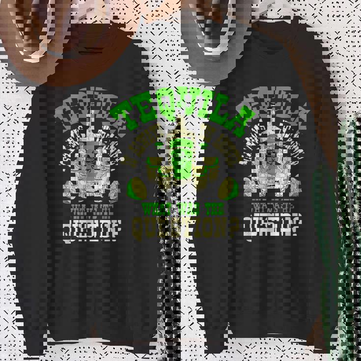 おもしろテキーラ飲んでるテキーラはいつも答えの贈り物 スウェットシャツ 年配の女性への贈り物