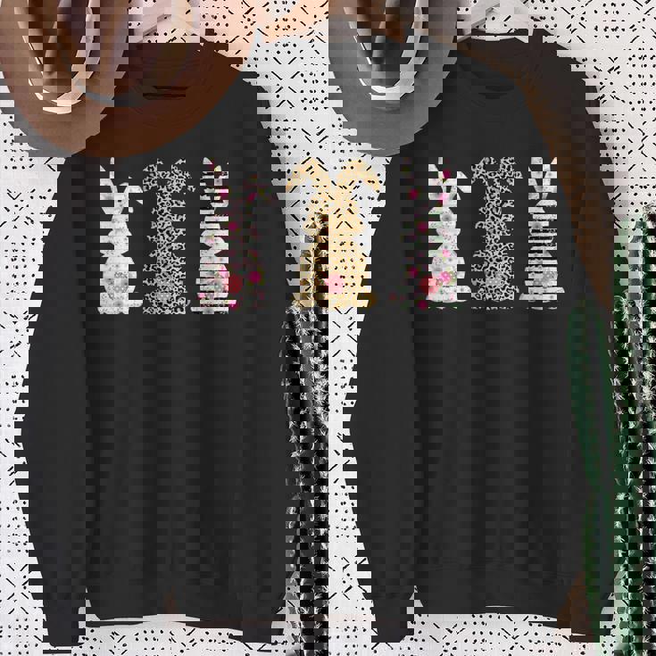 かわいい ヒョウ イースター バニー ウサギ トリオ フローラル ハッピーイースター スウェットシャツ 年配の女性への贈り物