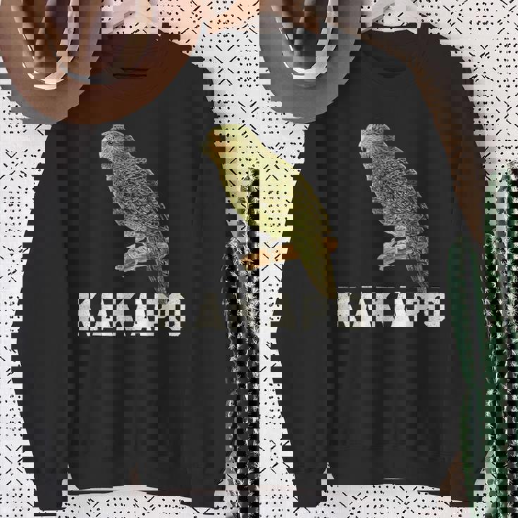 かわいいカカポの鳥が木に座っている スウェットシャツ 年配の女性への贈り物