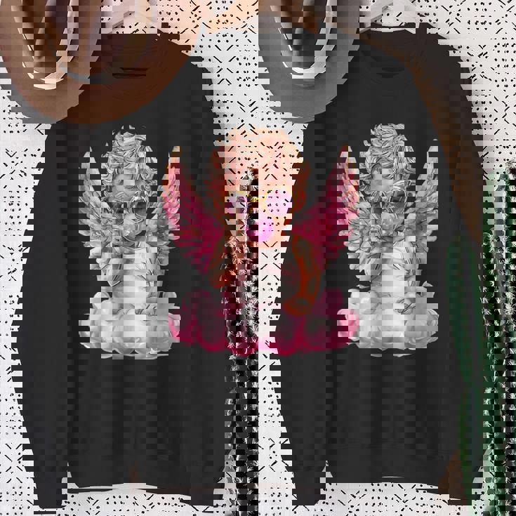 かわいいキューピッド吹くバブルガムサングラスバレンタインデー。 スウェットシャツ 年配の女性への贈り物