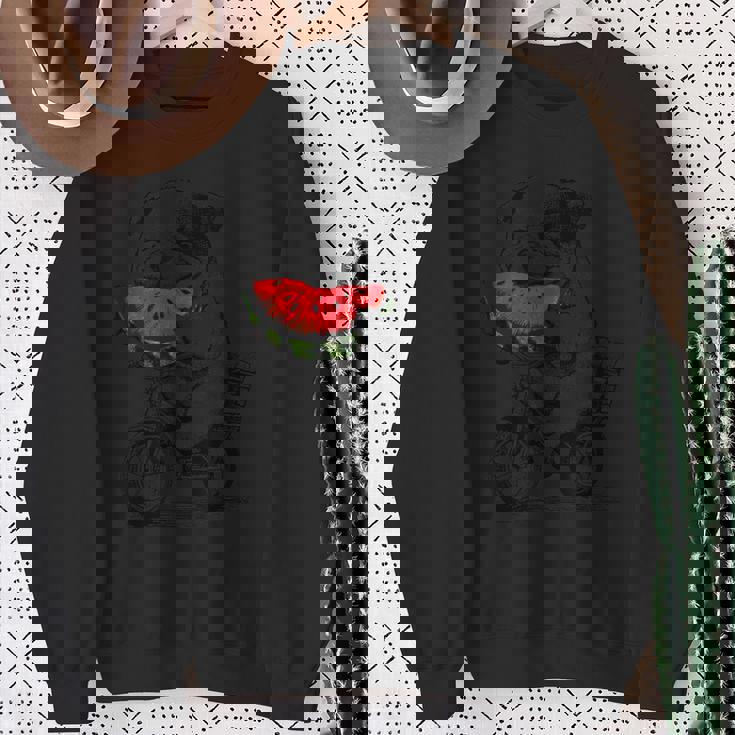 かわいいブルドッグが自転車に乗ってスイカを食べる 誕生日 スウェットシャツ 年配の女性への贈り物