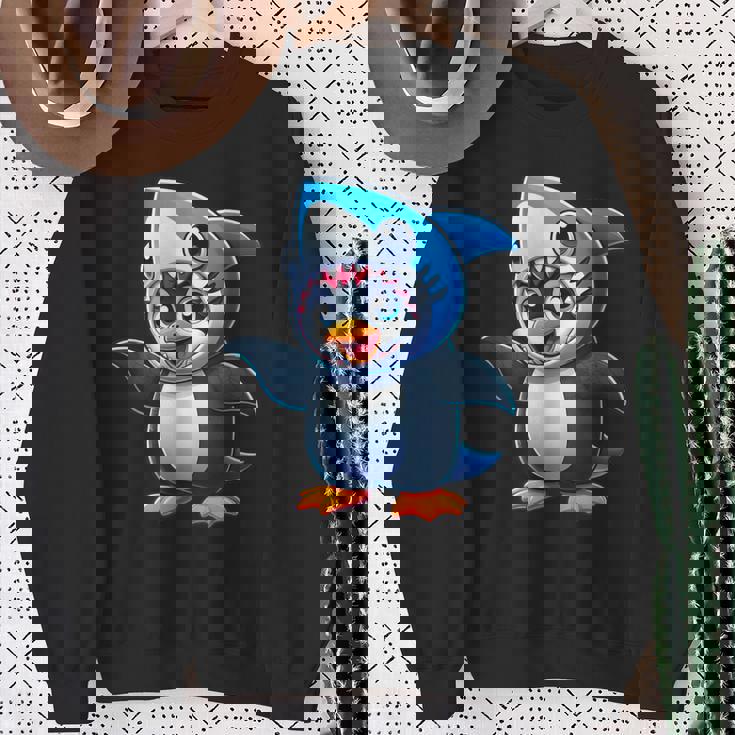 かわいいペンギンのサメのフュージョン漫画コスチューム。 スウェットシャツ 年配の女性への贈り物