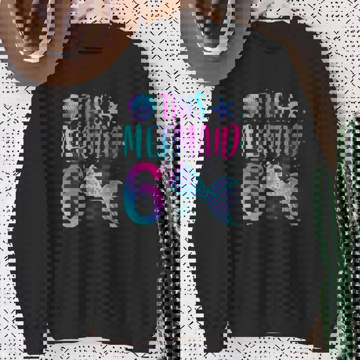 このマーメイドは6歳の6歳の誕生日マーメイドガールパーティーです。 スウェットシャツ 年配の女性への贈り物