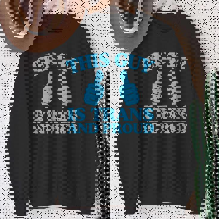 この男はトランスジェンダーで誇り高きトランスジェンダープライド二本指 スウェットシャツ 年配の女性への贈り物