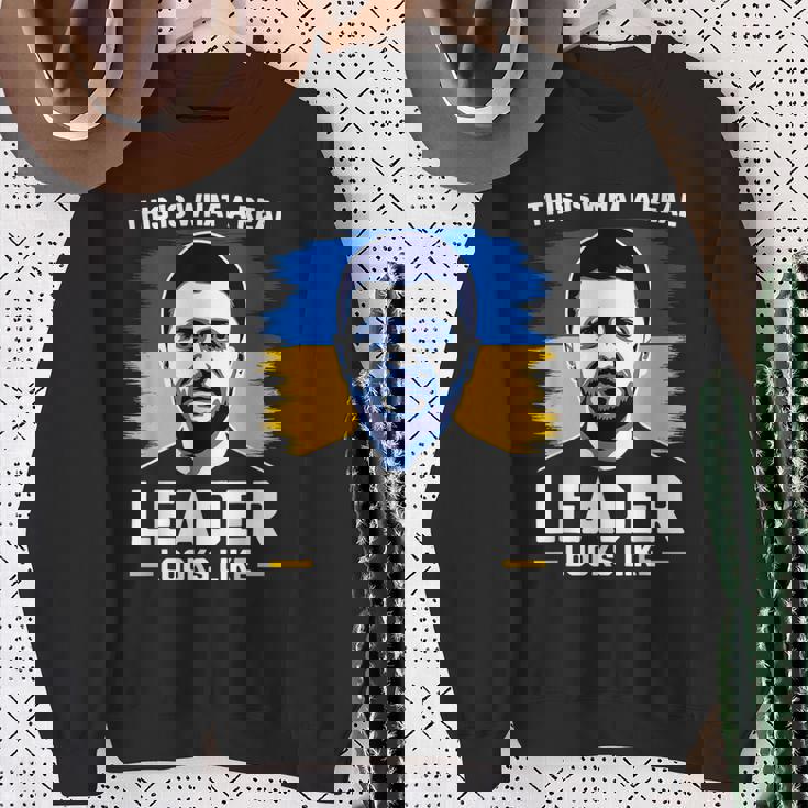 これが本当のリーダーがzelenskyをサポートしているように見えるものです。 スウェットシャツ 年配の女性への贈り物