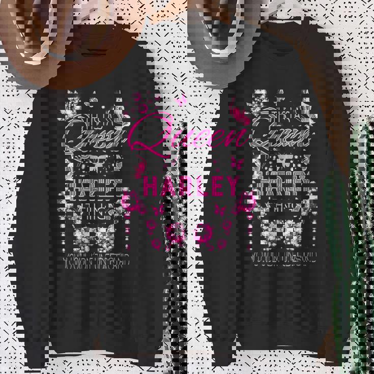 これはハーレーダビッドソンの女王の名前入り誕生日です。 スウェットシャツ 年配の女性への贈り物