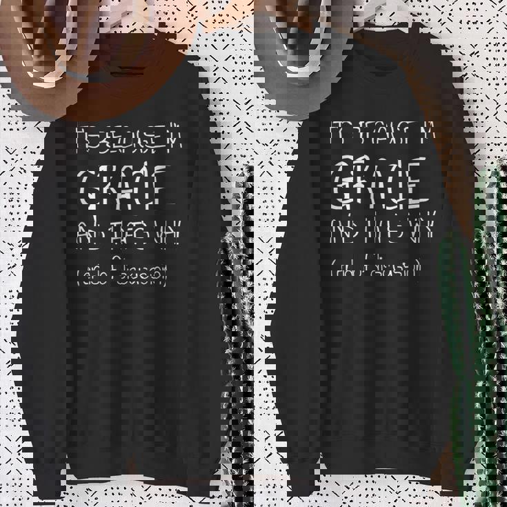 それは私がグレイシーだから、だから面白い名前だ スウェットシャツ 年配の女性への贈り物