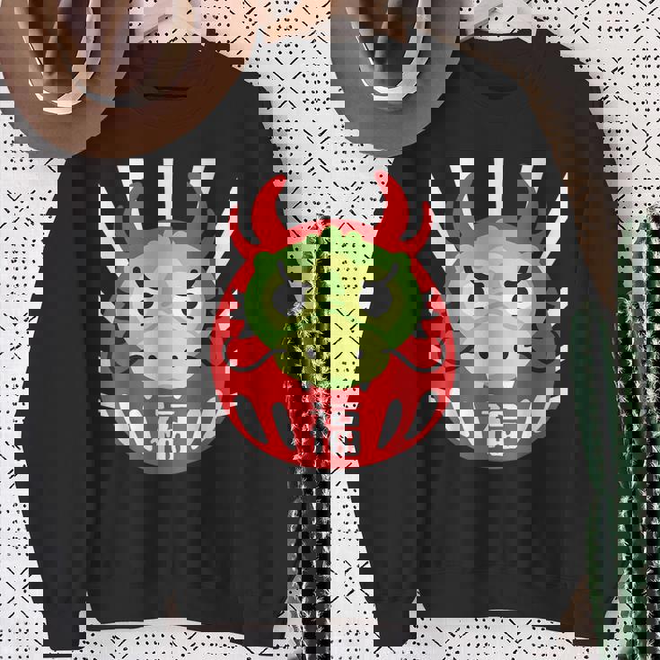 だるま、Daruma Year Of The Dragon、辰年、だるま スウェットシャツ 年配の女性への贈り物