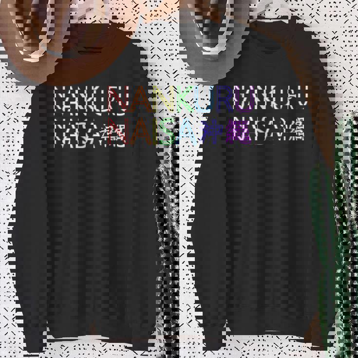 なんくるないさー。虹色レインボー。うちなんちゅ精神。沖縄のお土産 スウェットシャツ 年配の女性への贈り物