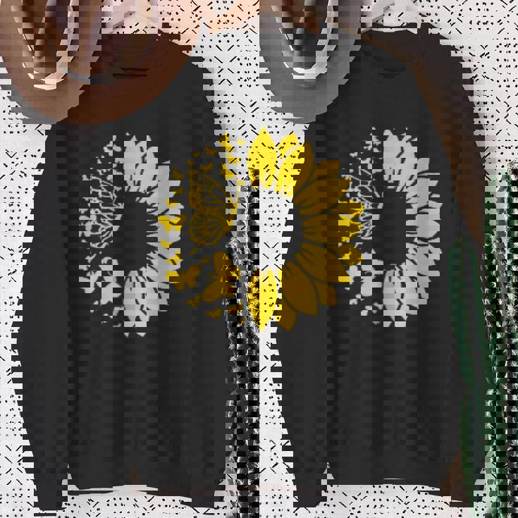 ひまわりと蝶のシルエット、自然の調和。 スウェットシャツ 年配の女性への贈り物