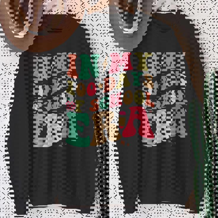 ぼくの学校の100日間の時代。学校教師100日目 スウェットシャツ 年配の女性への贈り物