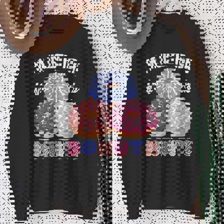 アイム・ジャスト・ヒア・フォー・ザ・ドーナツ・ファニー・ドーナツ・ラヴァー・ドーナツ スウェットシャツ 年配の女性への贈り物