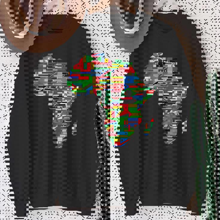 アフリカの地図-アフリカの国の旗の贈り物が付いているアフリカの地図 スウェットシャツ 年配の女性への贈り物