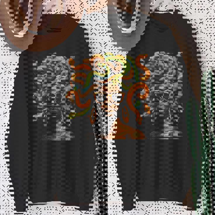 アフロ ブラック メラニン スキントーン メデューサ ヘビ ヘアスタイル スウェットシャツ 年配の女性への贈り物