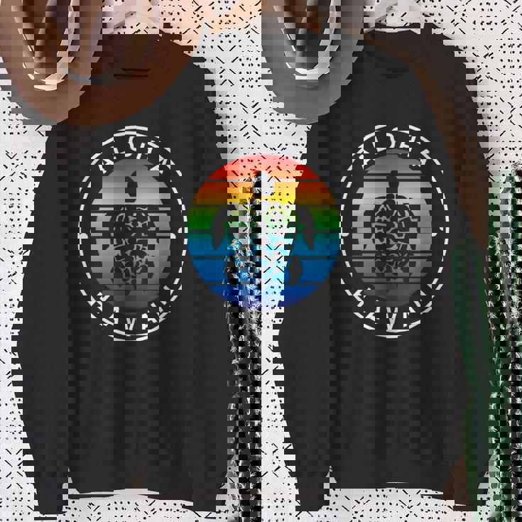 アロハ ハワイ ハワイアン ウミガメ ビーチ オーシャン レインボー ホヌ スウェットシャツ 年配の女性への贈り物