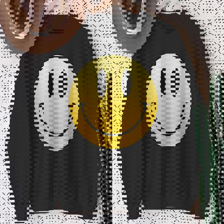 イエロー スマイル ハッピー ピース スマイル フェイス かわいい ユーモア すごい スウェットシャツ 年配の女性への贈り物