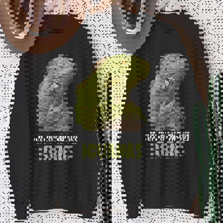 イグアナ・イグアナが大好きな男の子だけ。 スウェットシャツ 年配の女性への贈り物