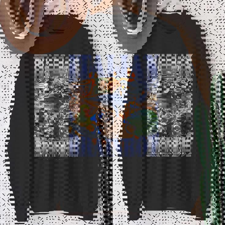 イタリア Brainrot 面白い トラララ クロコディロ ミーム ジョーク ブーツレッグ スウェットシャツ 年配の女性への贈り物