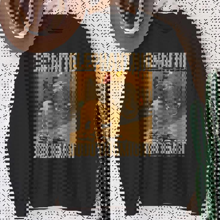 イタリアンブレインロットキャラクター エレファントニオ・ドードー ドッグマイ・ミーム スウェットシャツ 年配の女性への贈り物