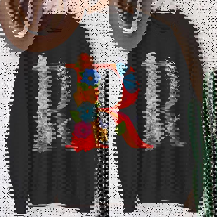 イニシャル R アルファベット バタフライ ローズ 花 水彩 モノグラム スウェットシャツ 年配の女性への贈り物