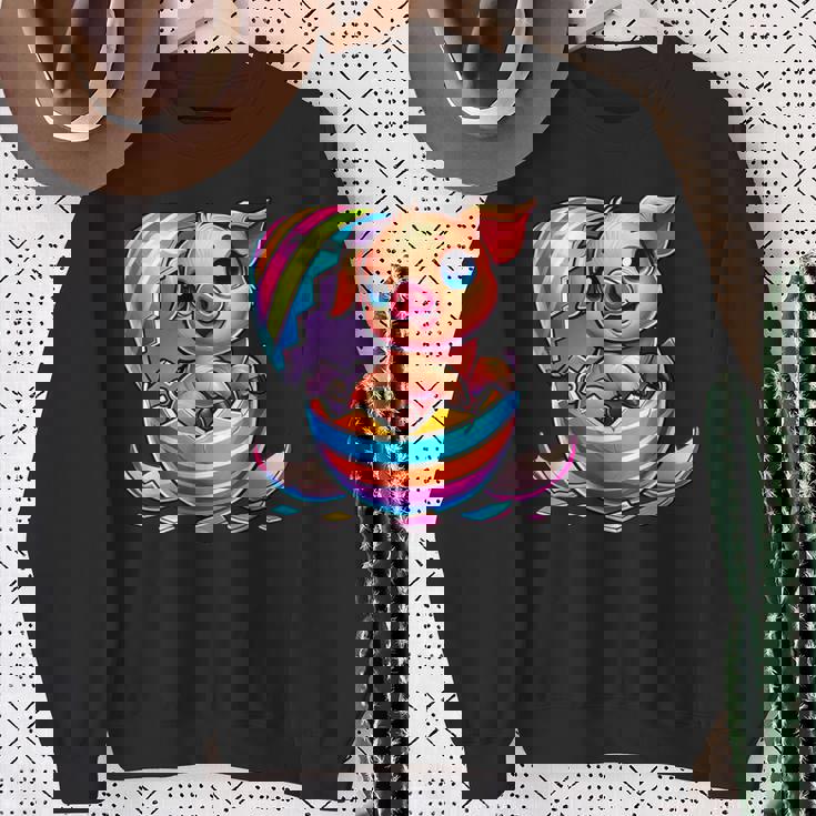 イースターエッグのかわいい赤ちゃん豚の漫画アート。 スウェットシャツ 年配の女性への贈り物