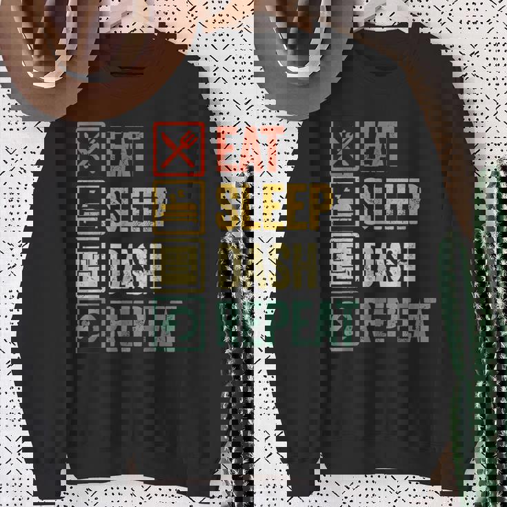 イートスリープダッシュリピートビデオゲームジオメトリビデオゲーマー スウェットシャツ 年配の女性への贈り物