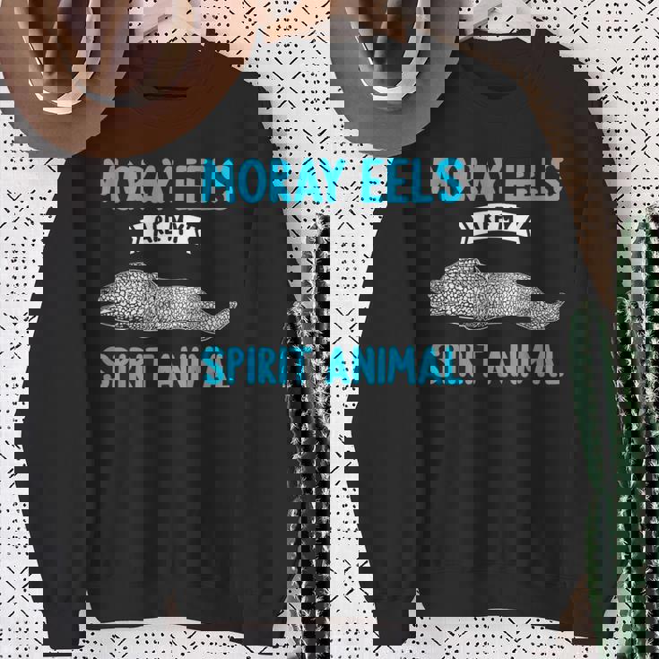 ウツボは私の精霊動物ウツボ スウェットシャツ 年配の女性への贈り物