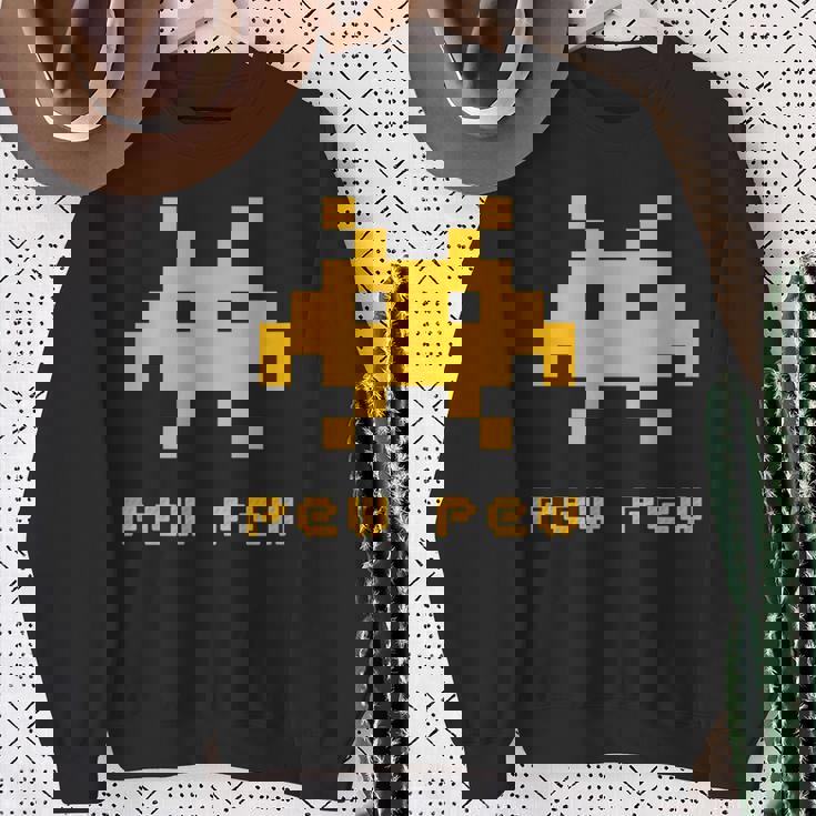 エイリアンインベーダーズピューピュースペース8ビットレトロビデオゲームギフト スウェットシャツ 年配の女性への贈り物