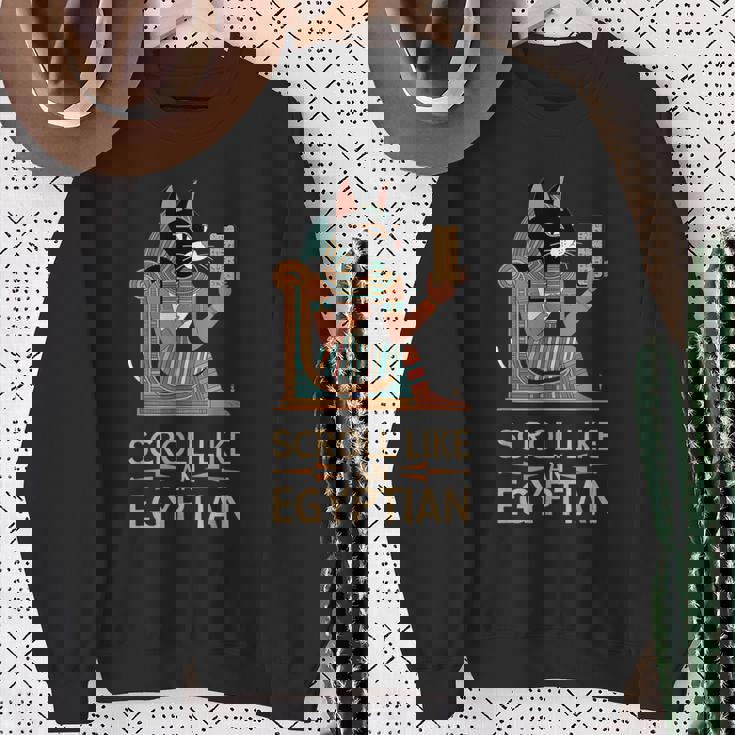 エジプトの猫のようなスクロールデザイン。 スウェットシャツ 年配の女性への贈り物