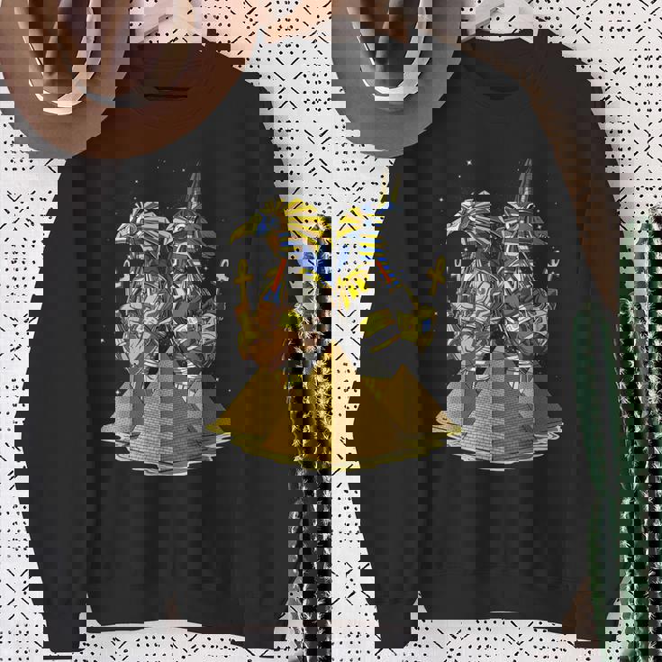 エジプトの神々アヌビスとホルスの目エジプトのピラミッドアンクのシンボル古代エジプト神話 スウェットシャツ 年配の女性への贈り物