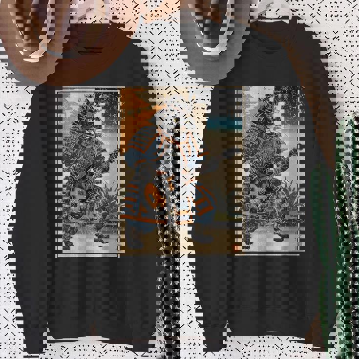 エレキギターを弾く日本の侍猫 浮世墨アート スウェットシャツ 年配の女性への贈り物