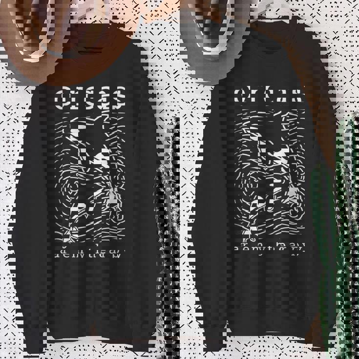 オルカのセラピー キュートなクジラ 面白い言葉 スウェットシャツ 年配の女性への贈り物