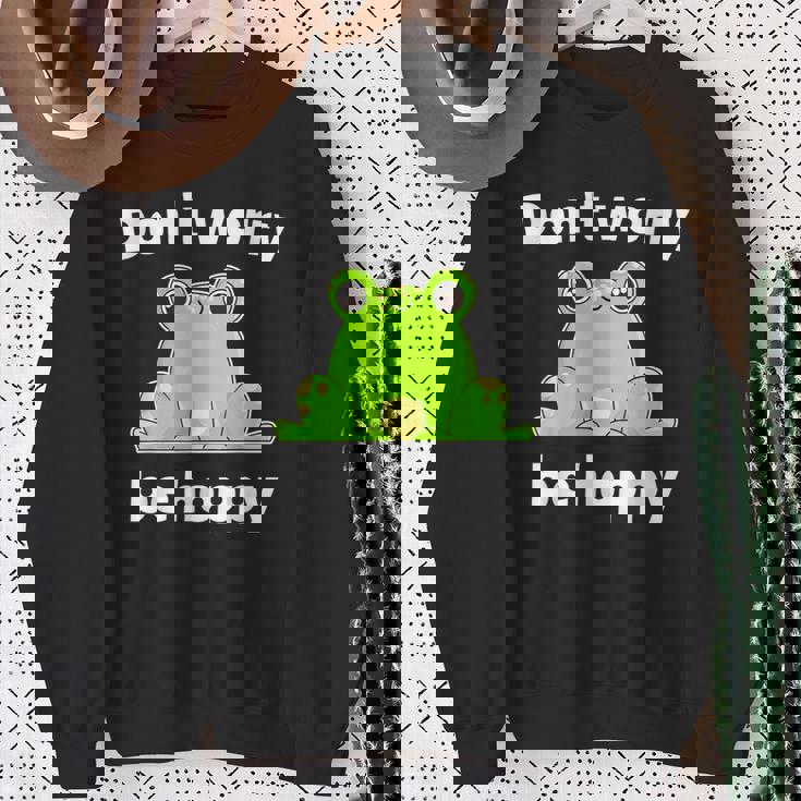 カエルのモチーフ面白いカエルのことわざは私にキスします Frog Motif Frogs Worry Hoppy スウェットシャツ 年配の女性への贈り物