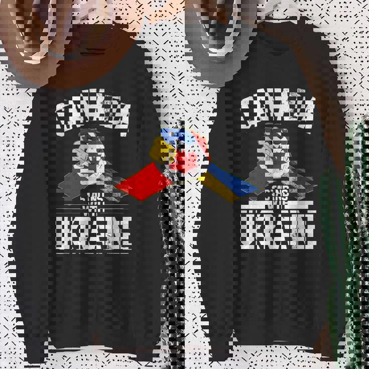 カナダはウクライナのウクライナのカナダの旗のtシャツで立ちます スウェットシャツ 年配の女性への贈り物