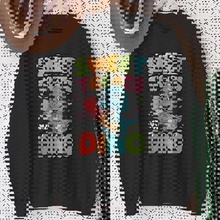 カラフル スイート おやつ 恐竜 かわいい 恐竜 デザート アイスクリーム スウェットシャツ 年配の女性への贈り物