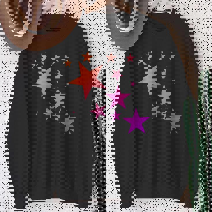 カラフルなオレンジピンクの星、流れ星柄デザイン。 スウェットシャツ 年配の女性への贈り物