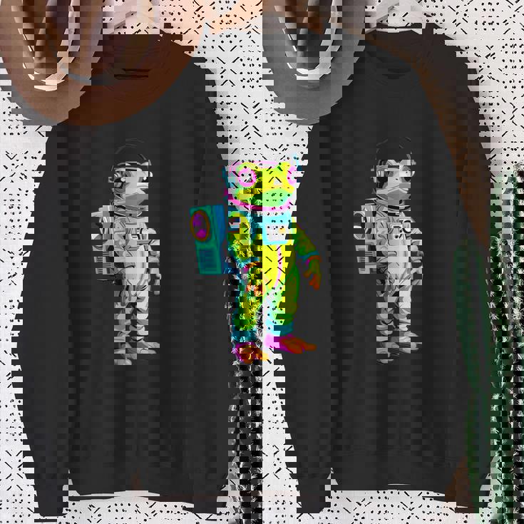 カラフルなカエルの宇宙飛行士キャラクター スウェットシャツ 年配の女性への贈り物