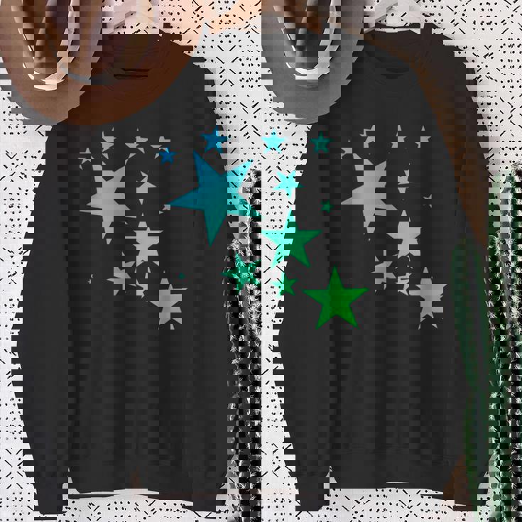 カラフルなグリーンブルーの星、星柄デザイン。 スウェットシャツ 年配の女性への贈り物