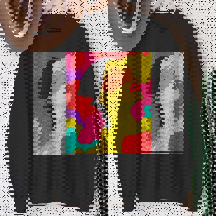 カラフルなドリームスケープ – シュールな顔と抽象的な波 スウェットシャツ 年配の女性への贈り物