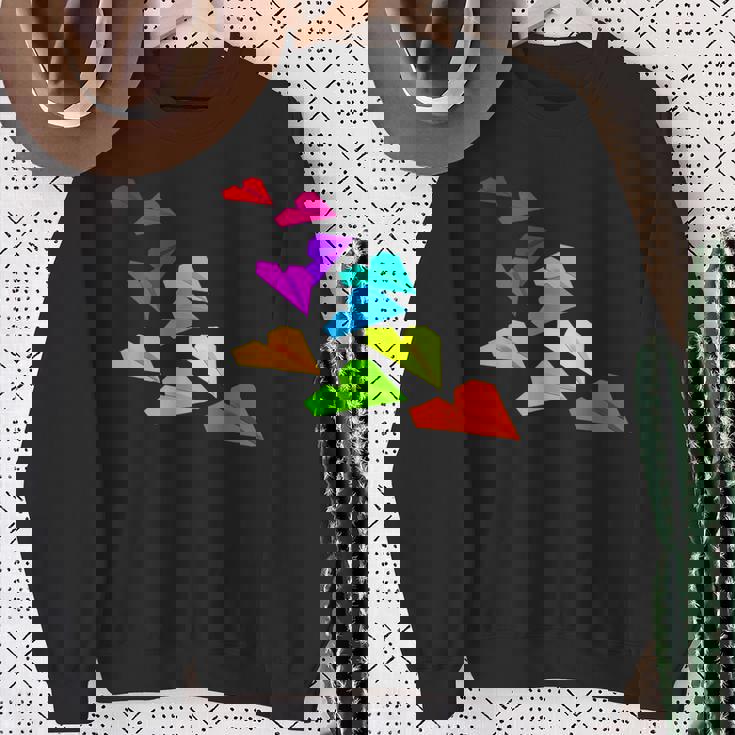 カラフルな紙飛行機デザイン 飛行機愛好家向け スウェットシャツ 年配の女性への贈り物